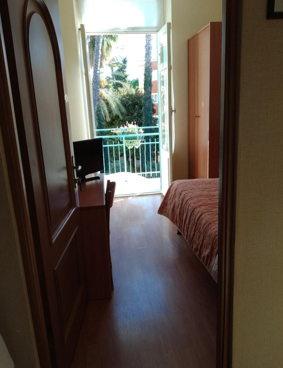 Hotel Lucciola บอร์ดิเกรา ภายนอก รูปภาพ